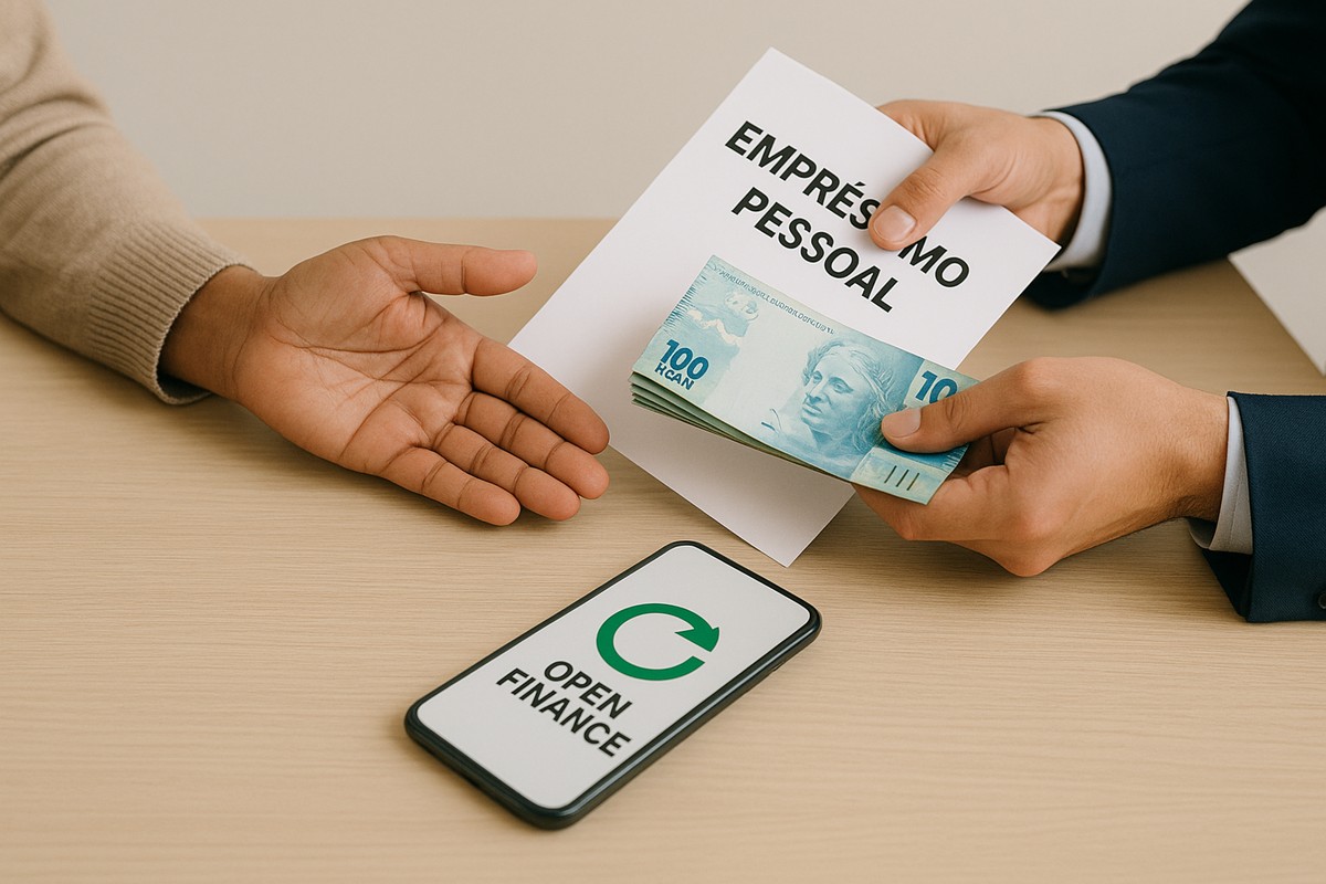 A imagem mostra uma cena de empréstimo pessoal: duas pessoas estão sentadas à mesa, uma com a mão estendida para receber o dinheiro enquanto a outra entrega um maço de notas de 100 reais junto a um documento impresso. Sobre a mesa, há um smartphone exibindo um ícone relacionado ao Open Finance, indicando que a análise do crédito pode ter sido feita digitalmente.